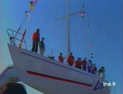 Grégory Dubourg bautiza el barco Esprit de Liberté con la sidra Manoir du Pavillon en agosto de 1989